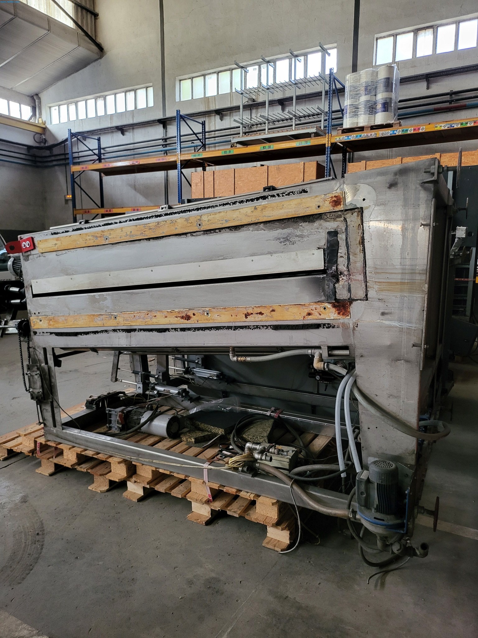 Sale of a complete warehouse of machinery for the glass industry in Spain-13