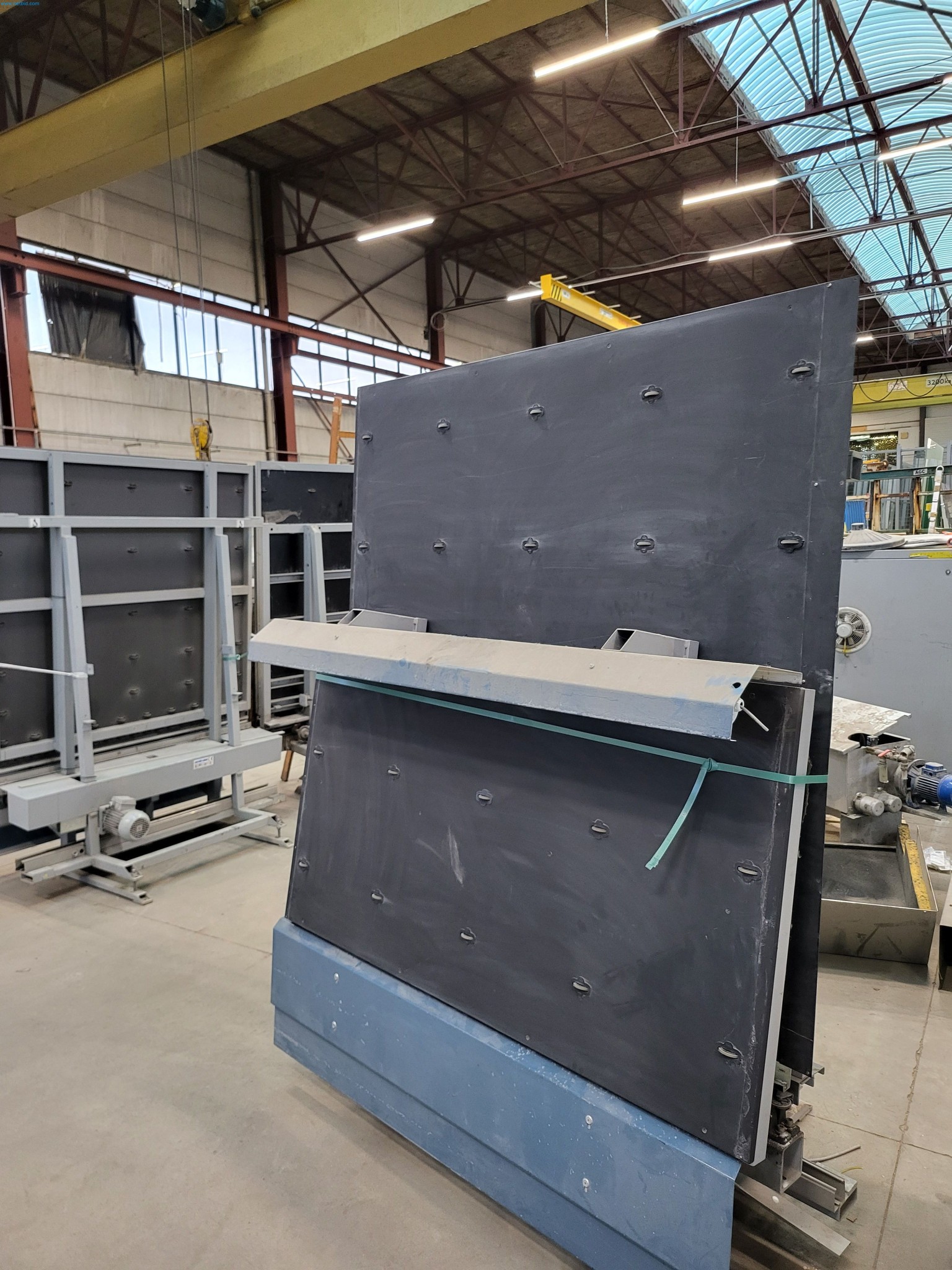 Sale of a complete warehouse of machinery for the glass industry in Spain-8