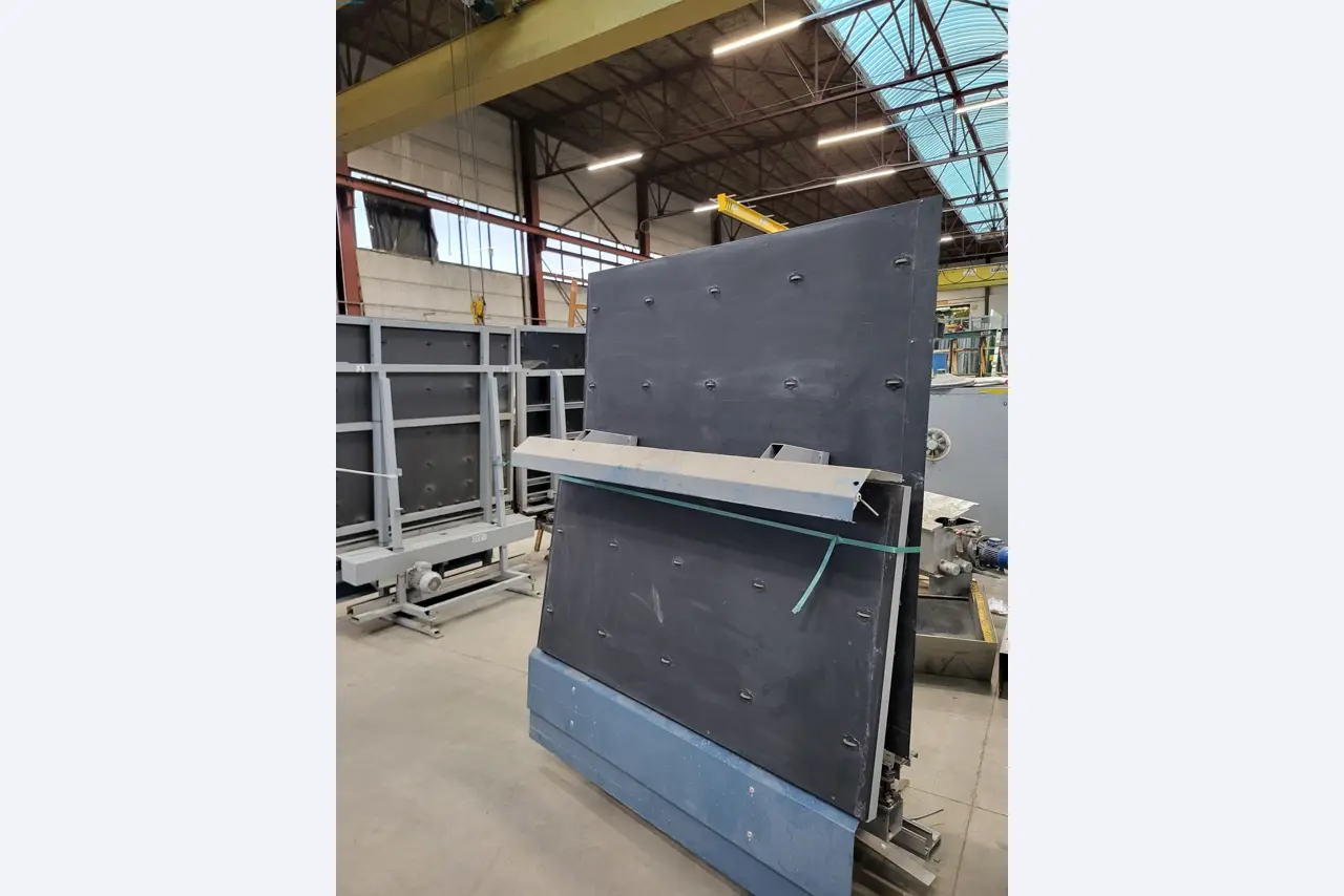 Sale of a complete warehouse of machinery for the glass industry in Spain-8