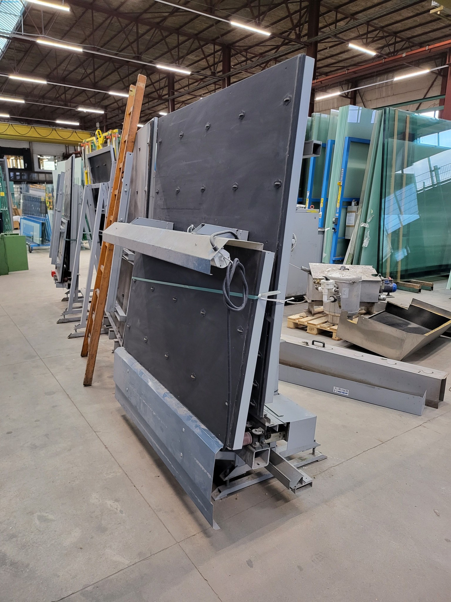 Sale of a complete warehouse of machinery for the glass industry in Spain-9