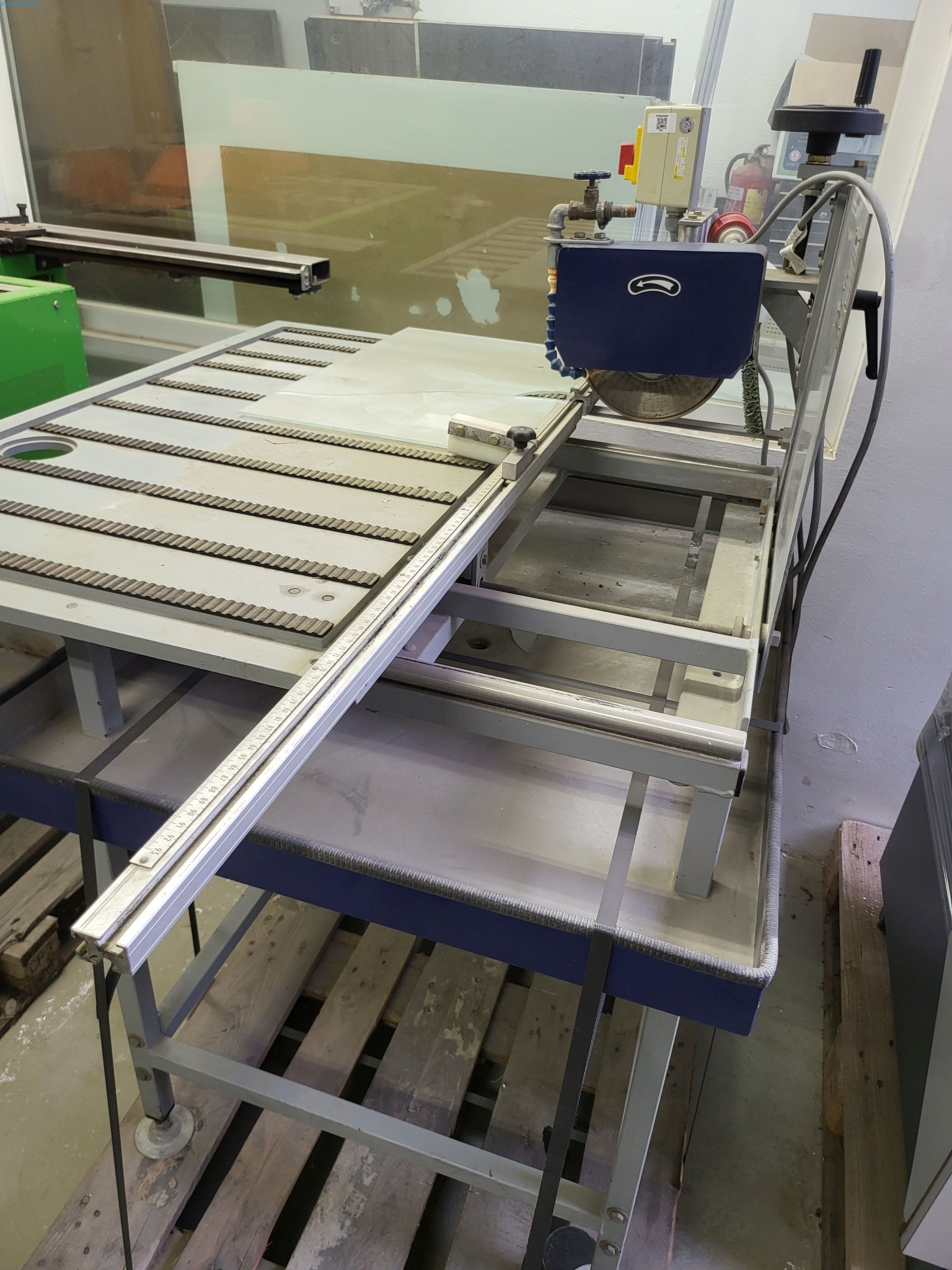 Sale of a complete warehouse of machinery for the glass industry in Spain-4