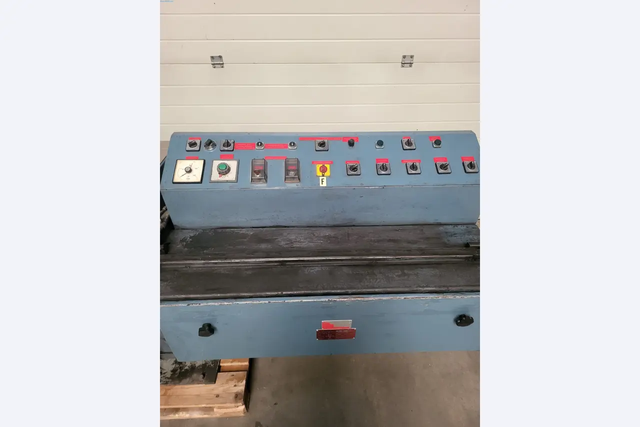 Sale of a complete warehouse of machinery for the glass industry in Spain-6