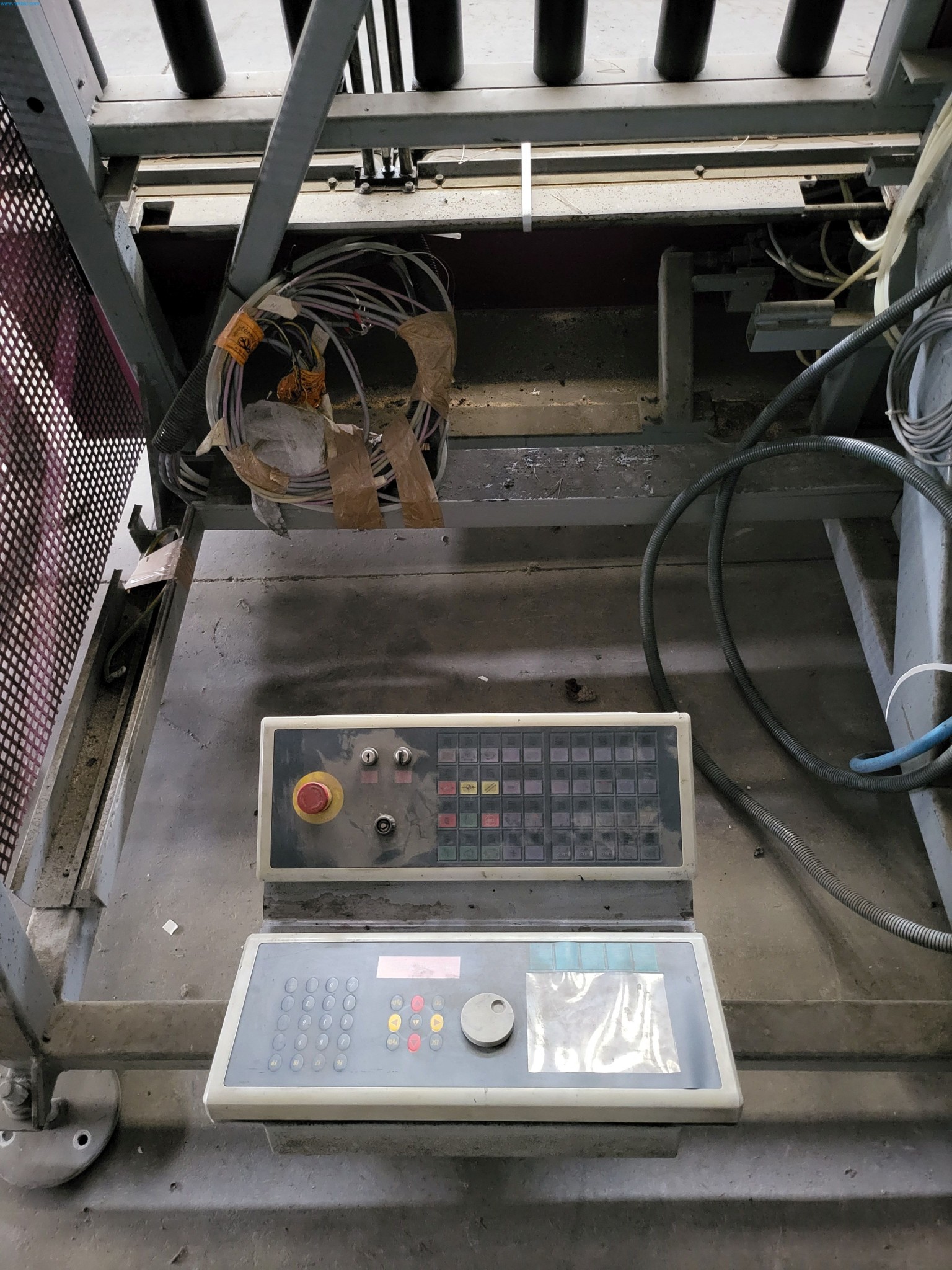 Sale of a complete warehouse of machinery for the glass industry in Spain-31