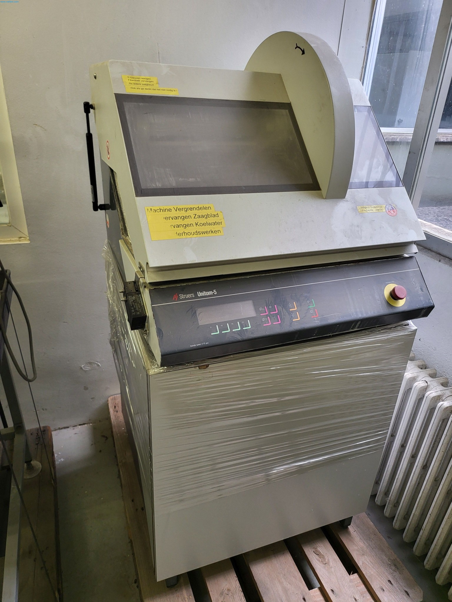 Sale of a complete warehouse of machinery for the glass industry in Spain-11