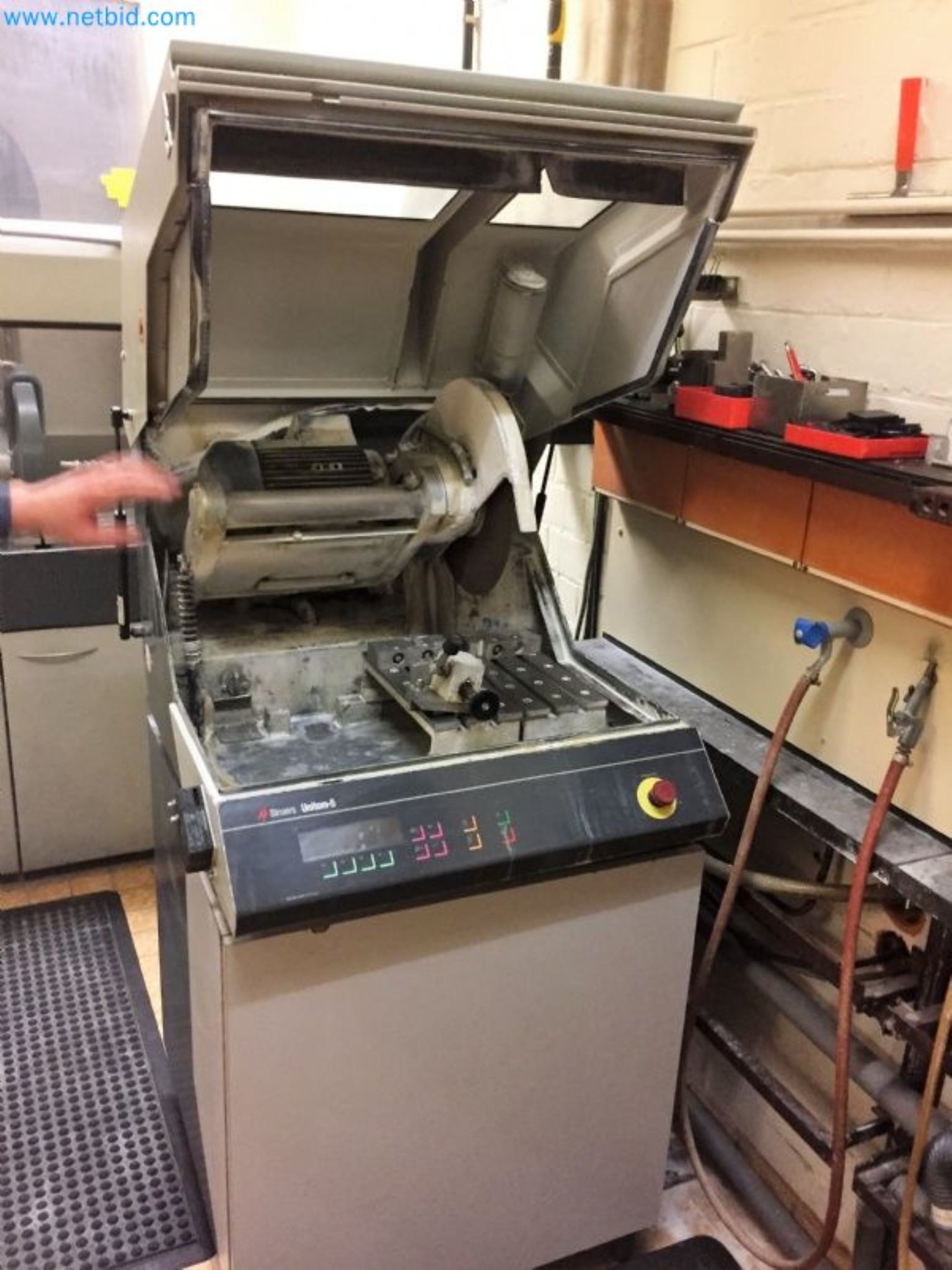 Sale of a complete warehouse of machinery for the glass industry in Spain-12