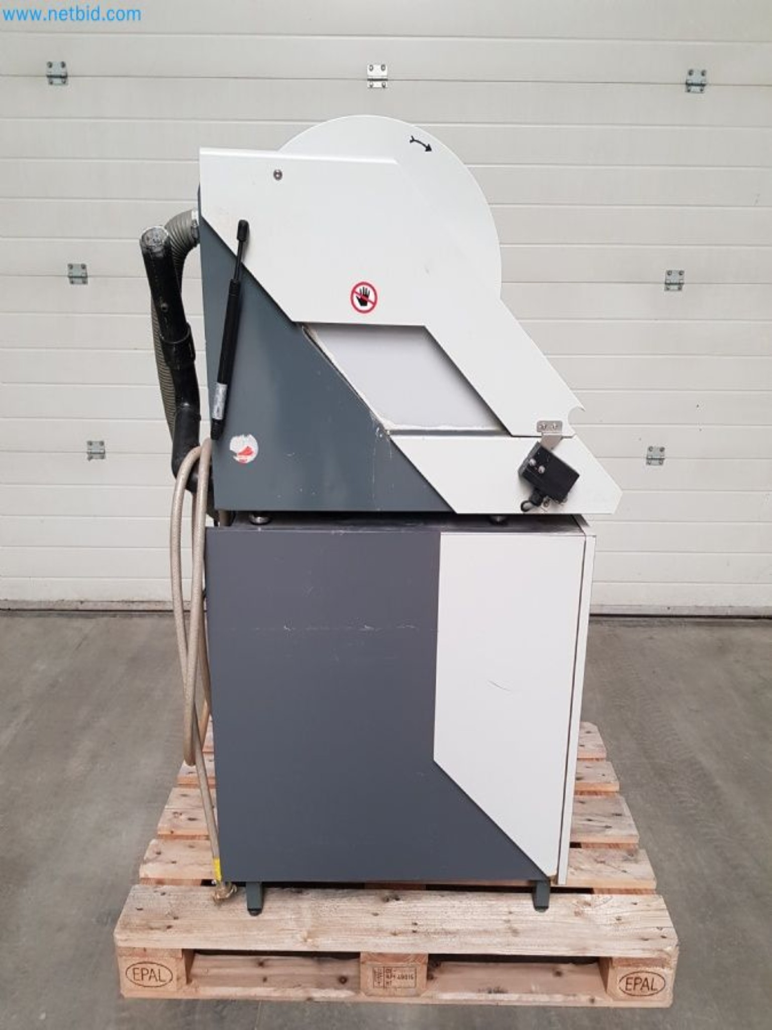 Sale of a complete warehouse of machinery for the glass industry in Spain-2