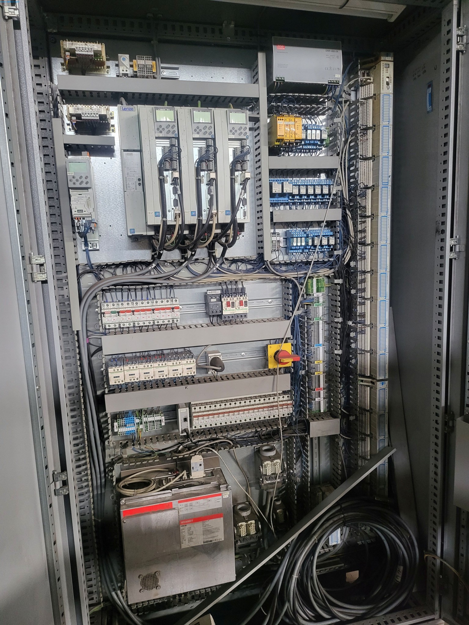 Sale of a complete warehouse of machinery for the glass industry in Spain-10