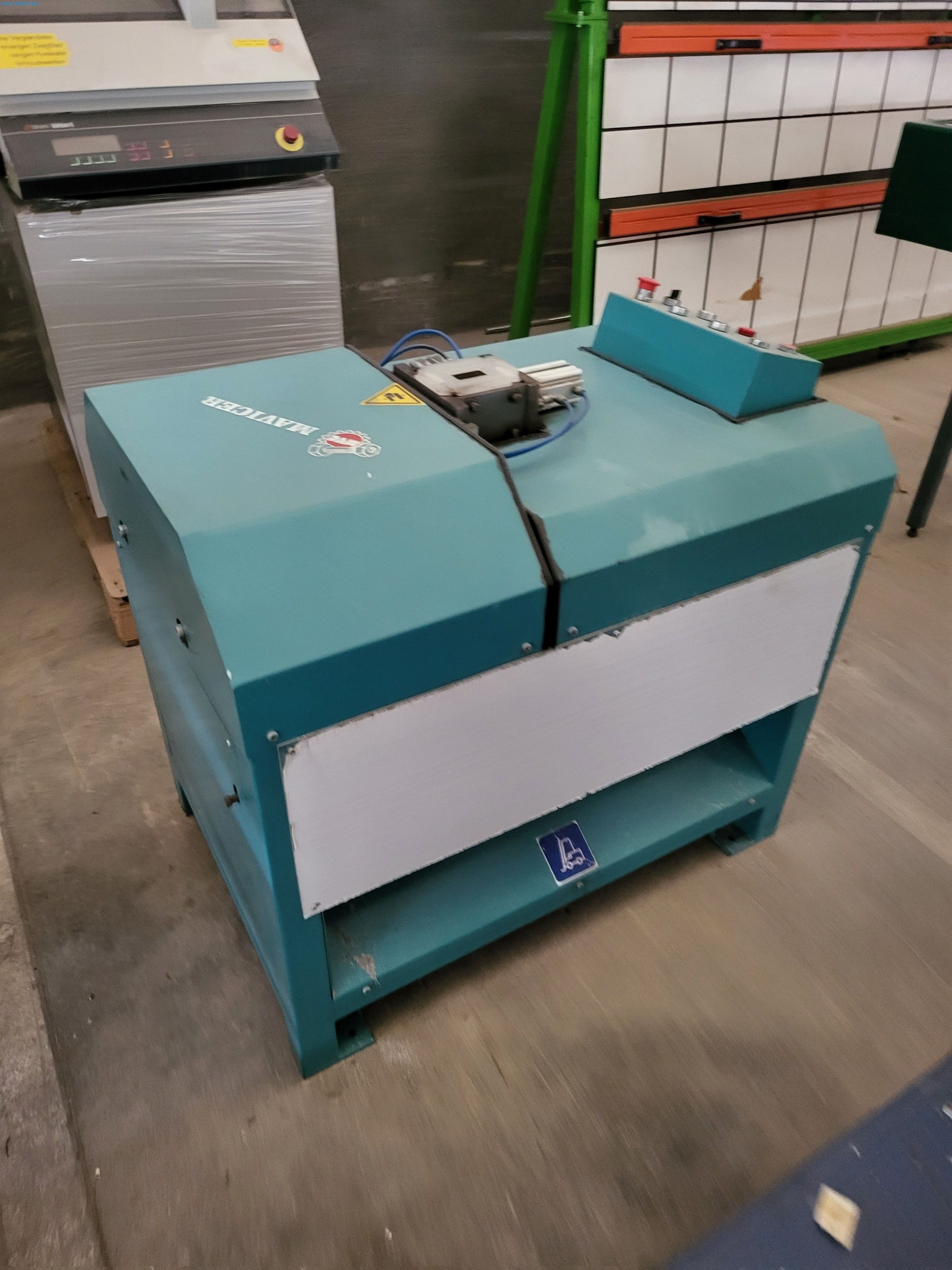 Sale of a complete warehouse of machinery for the glass industry in Spain-1