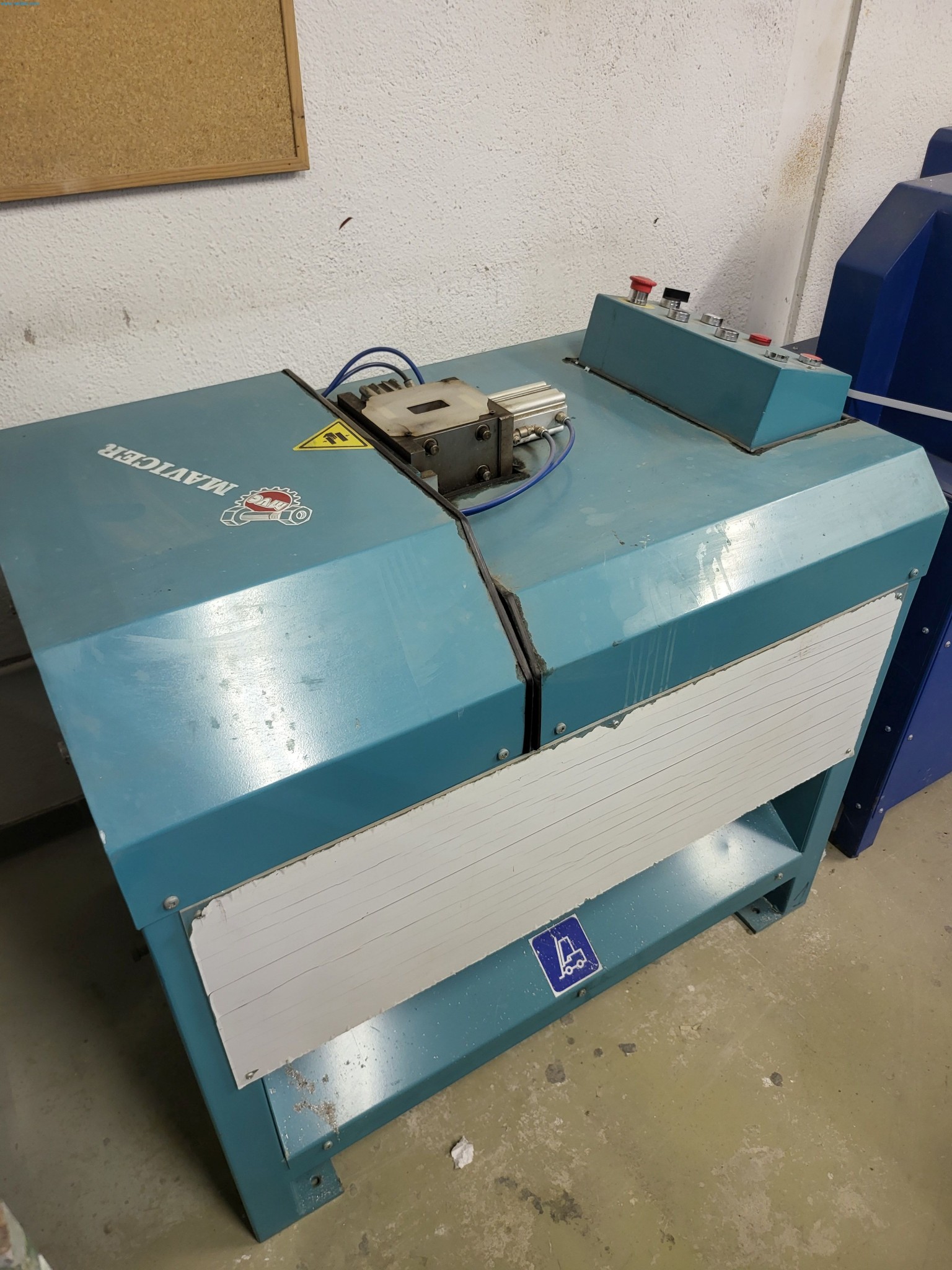 Sale of a complete warehouse of machinery for the glass industry in Spain-4