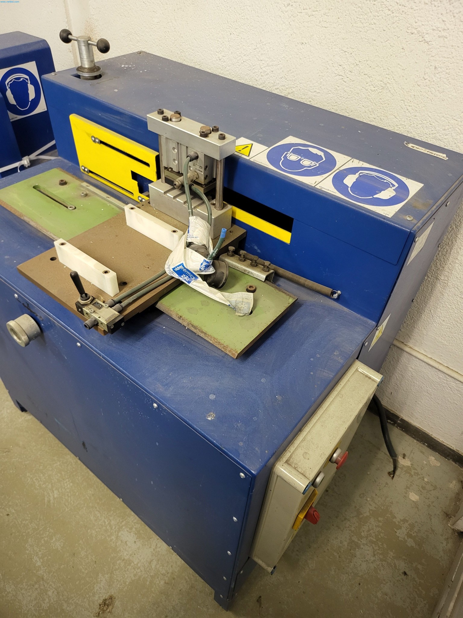 Sale of a complete warehouse of machinery for the glass industry in Spain-4