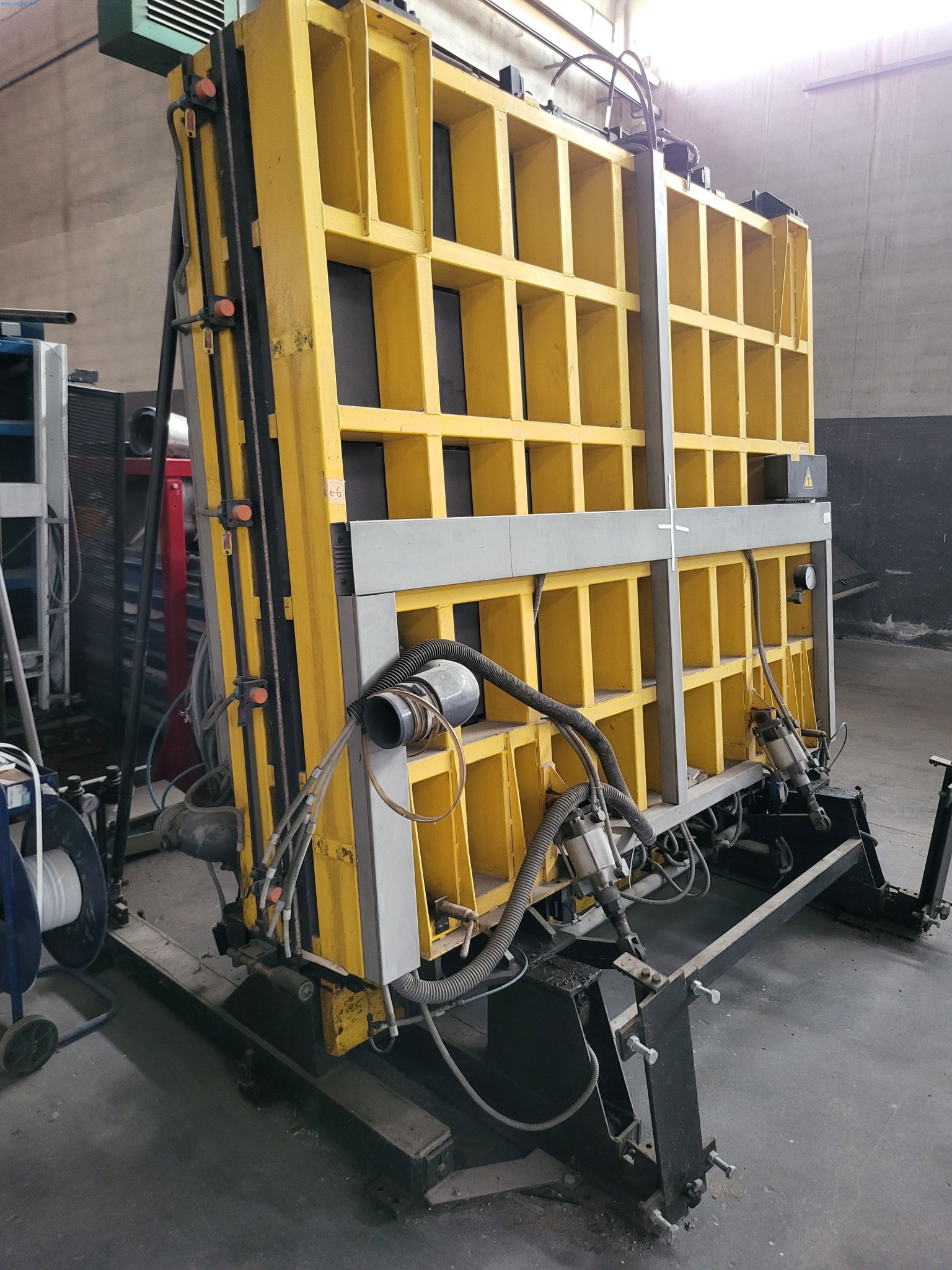 Sale of a complete warehouse of machinery for the glass industry in Spain-10