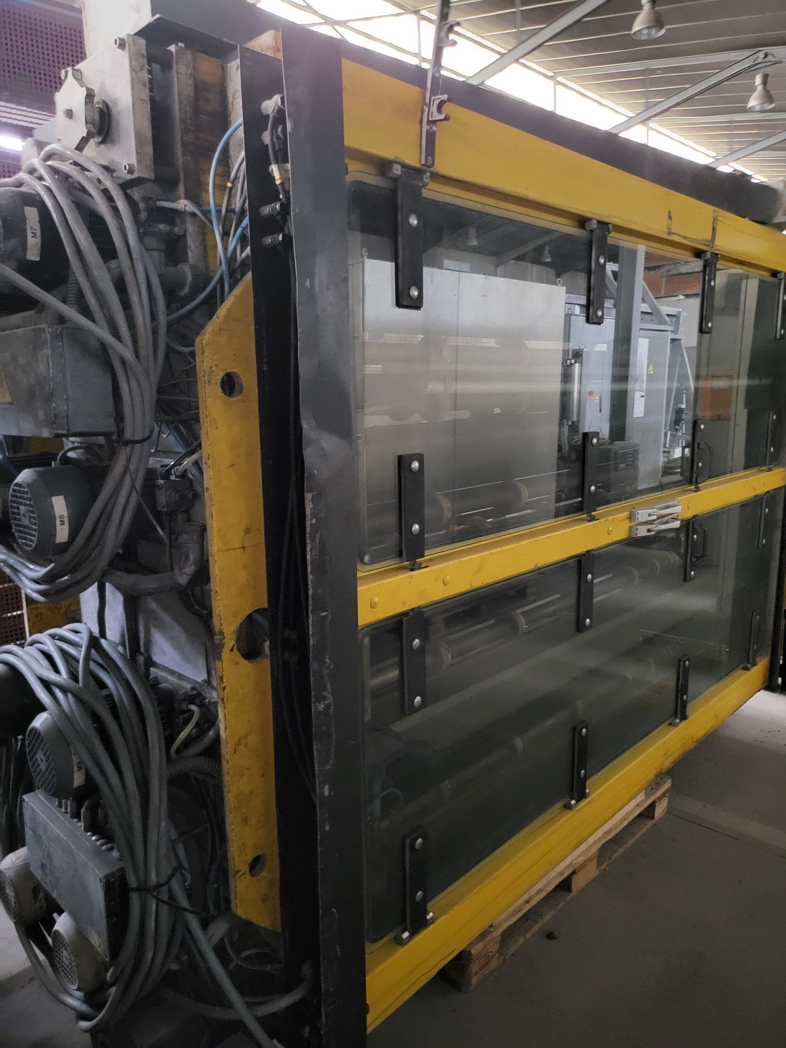 Sale of a complete warehouse of machinery for the glass industry in Spain-11