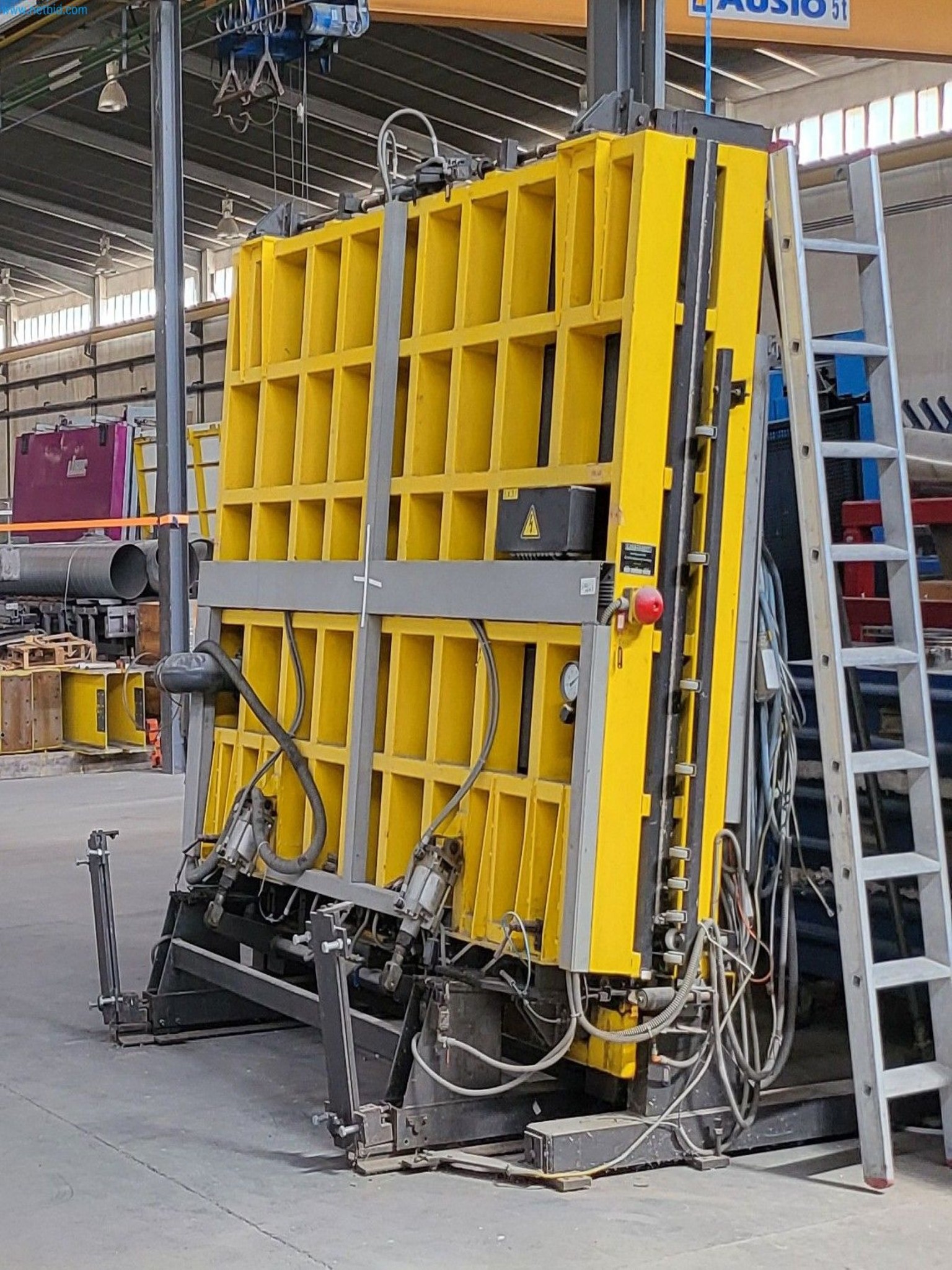 Sale of a complete warehouse of machinery for the glass industry in Spain-8