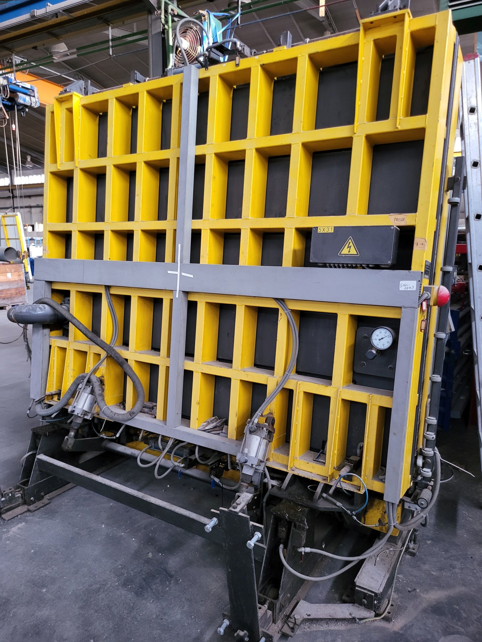 Sale of a complete warehouse of machinery for the glass industry in Spain-9