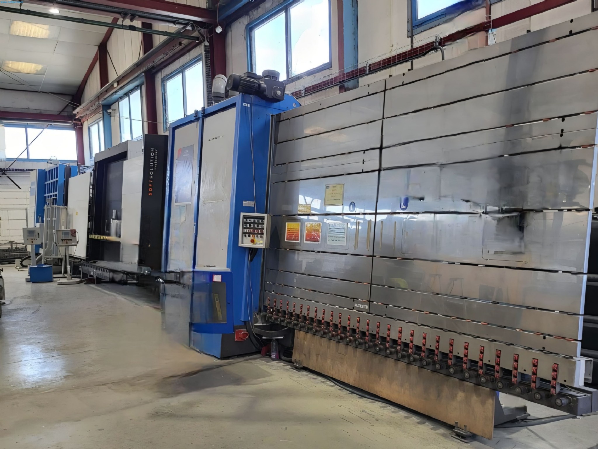 Venta de un almacén completo de maquinaria para la producción de vidrio en España-1