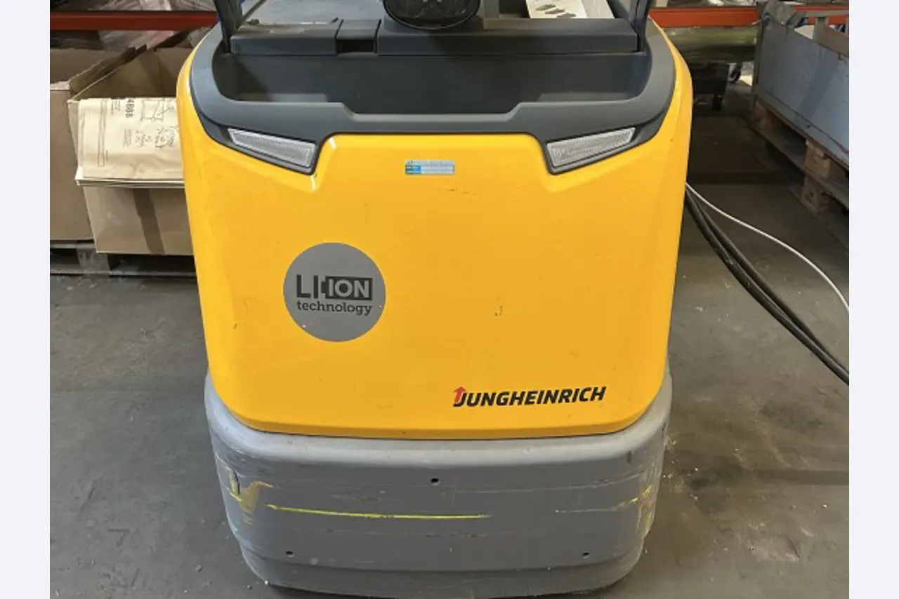 Two Jungheinrich forklifts-2