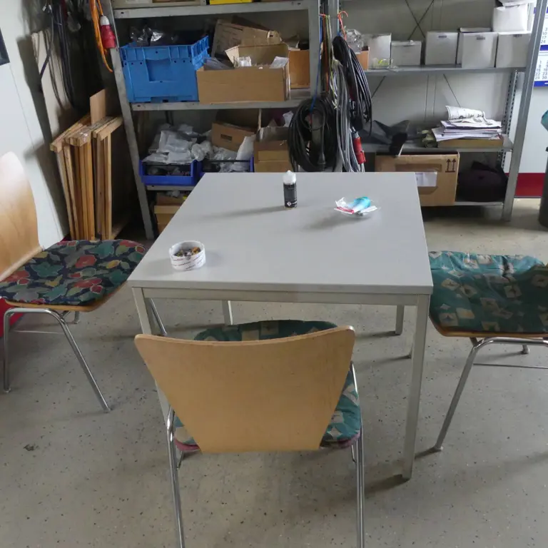 Beistelltisch mit 3 Stühlen