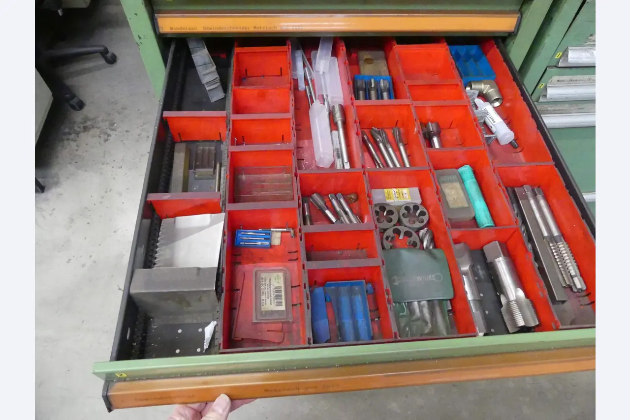 Maschinen und Betriebsausstattung eines Maschinenbauunternehmens-3