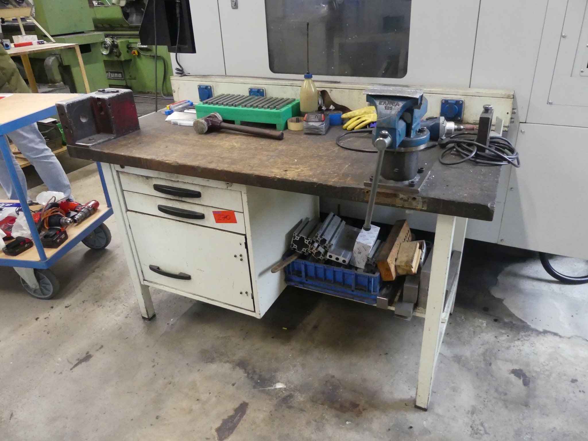 Maschinen und Betriebsausstattung eines Maschinenbauunternehmens-1