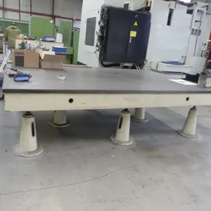 Richtplatte mit Schraubstock