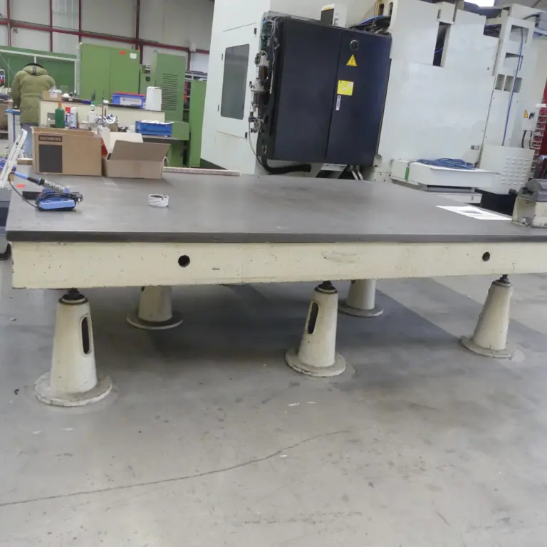 Richtplatte mit Schraubstock