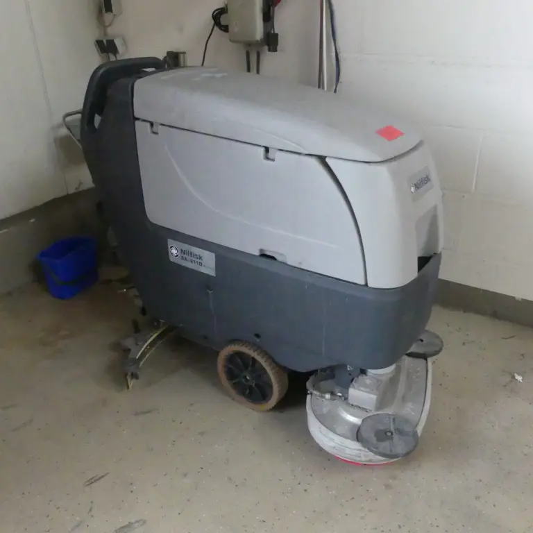 Bodenscheuergerät mit Ladegerät