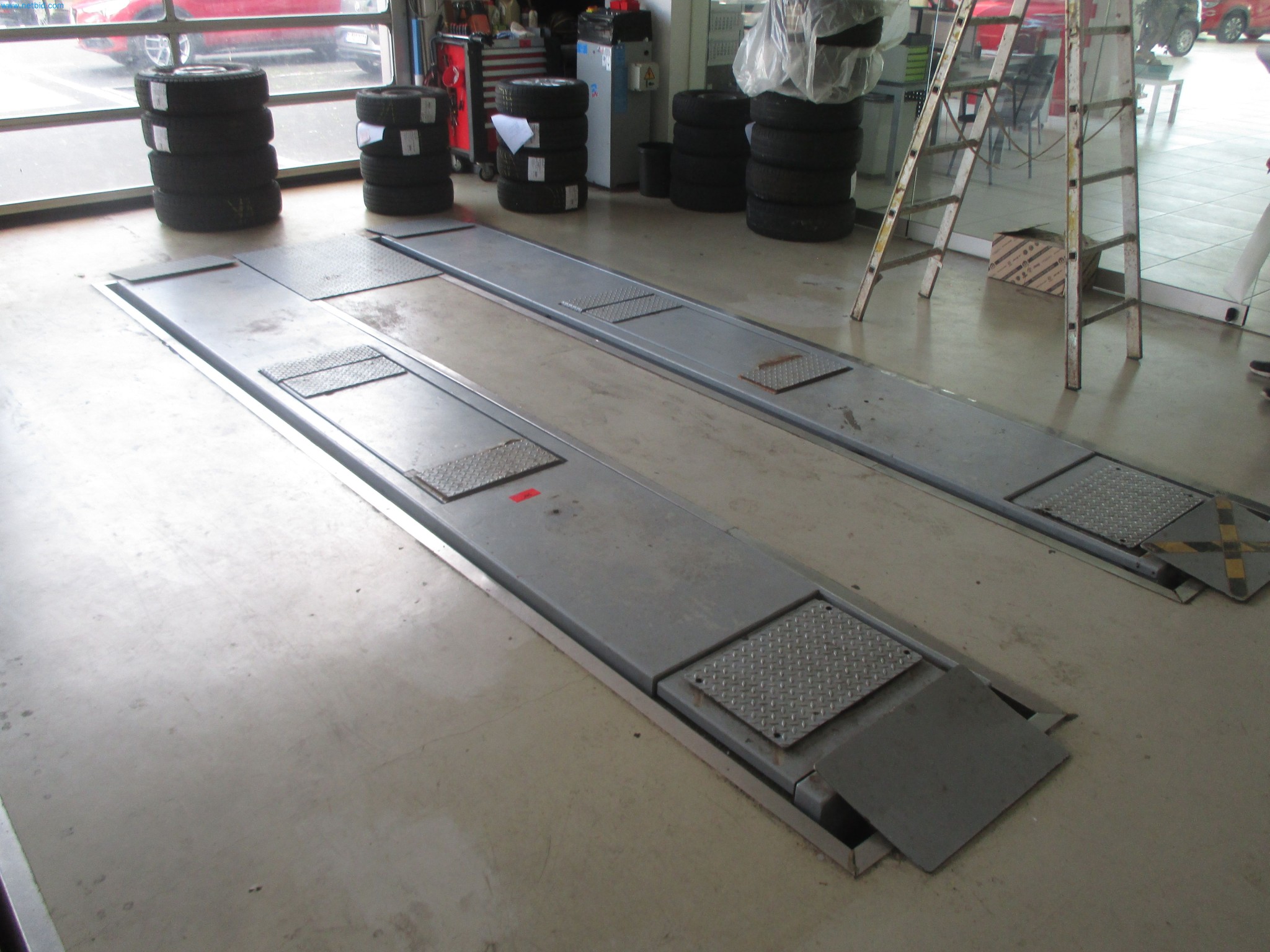 Passenger cars, electric cars, and automotive repair shop equipment at a Fiat dealership-1