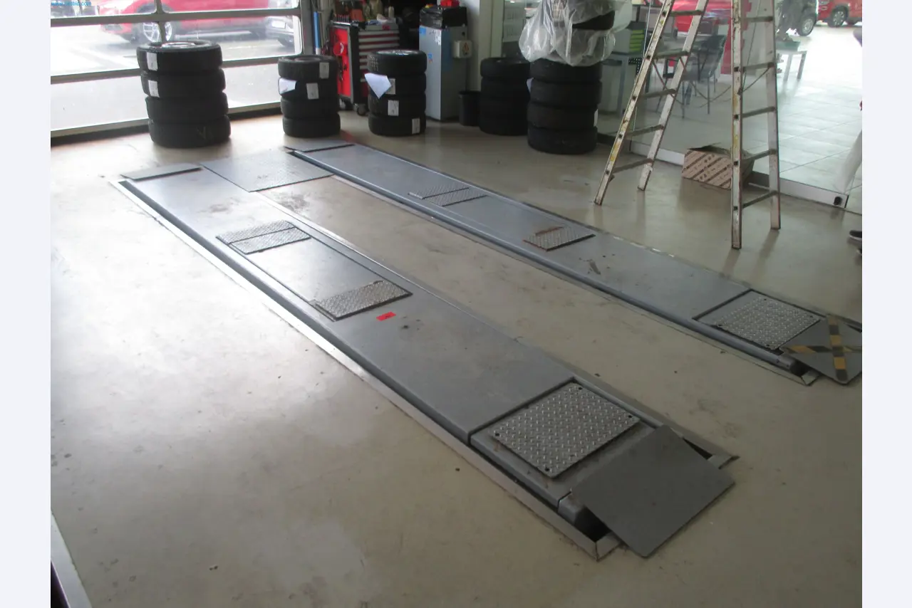 Passenger cars, electric cars, and automotive repair shop equipment at a Fiat dealership-1
