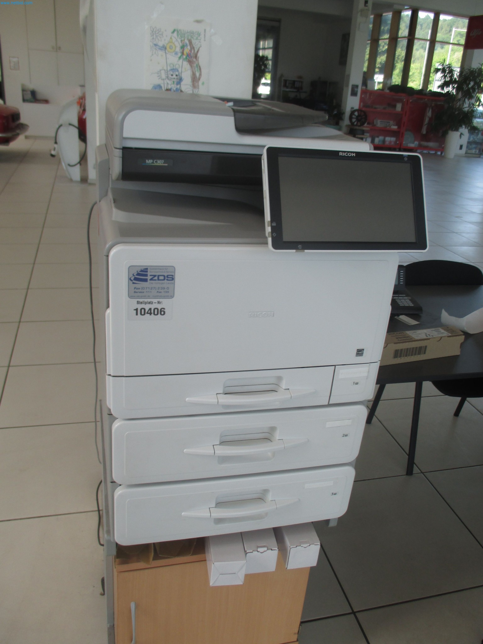 Passenger cars, electric cars, and automotive repair shop equipment at a Fiat dealership-1