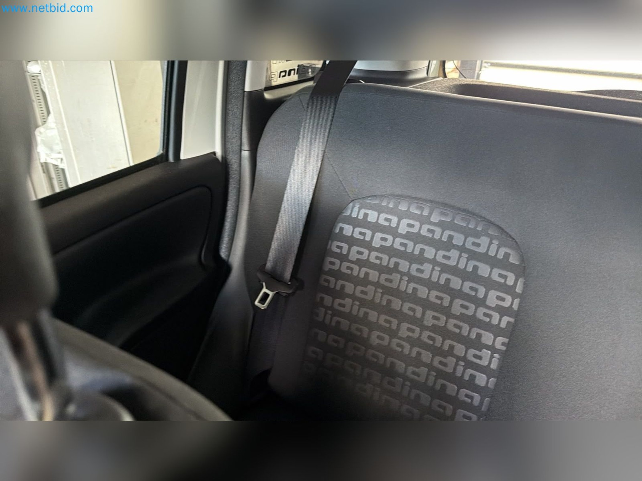 Osobní automobily, elektromobily a vybavení autoservisu v prodejně vozů Fiat-11