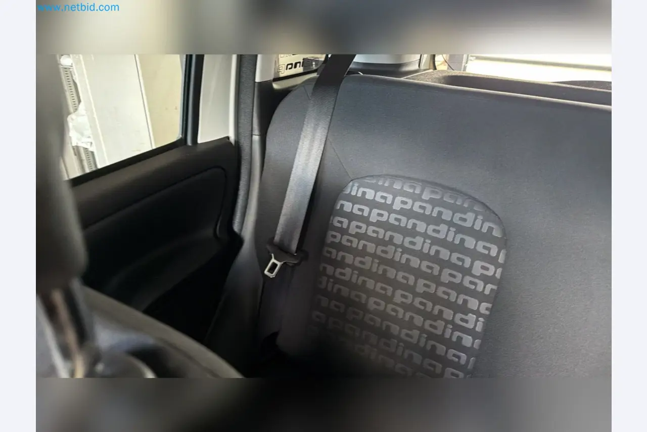 Osobní automobily, elektromobily a vybavení autoservisu v prodejně vozů Fiat-11