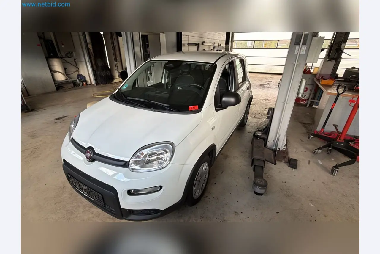 Osobní automobily, elektromobily a vybavení autoservisu v prodejně vozů Fiat-2