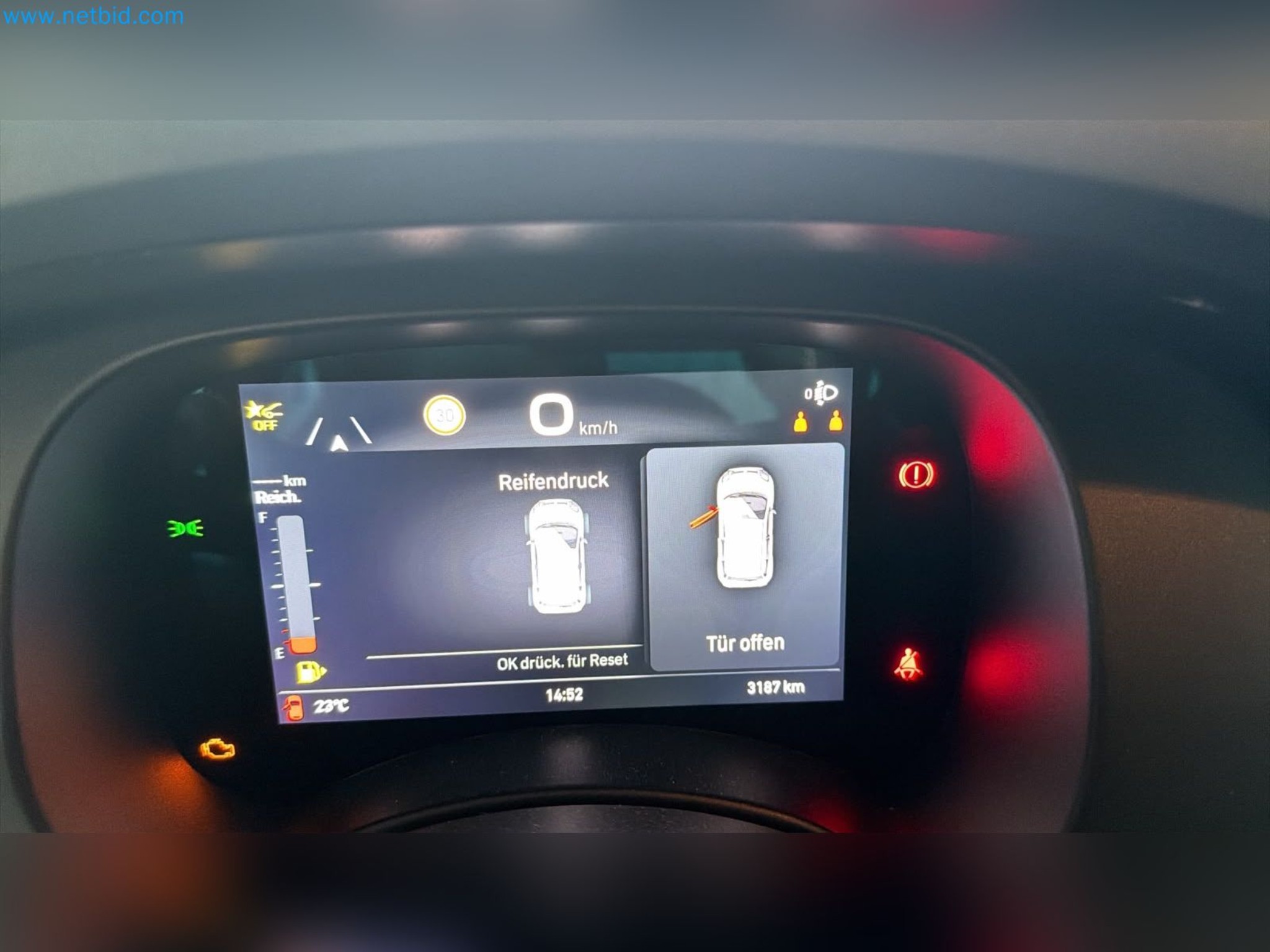 Osobní automobily, elektromobily a vybavení autoservisu v prodejně vozů Fiat-3
