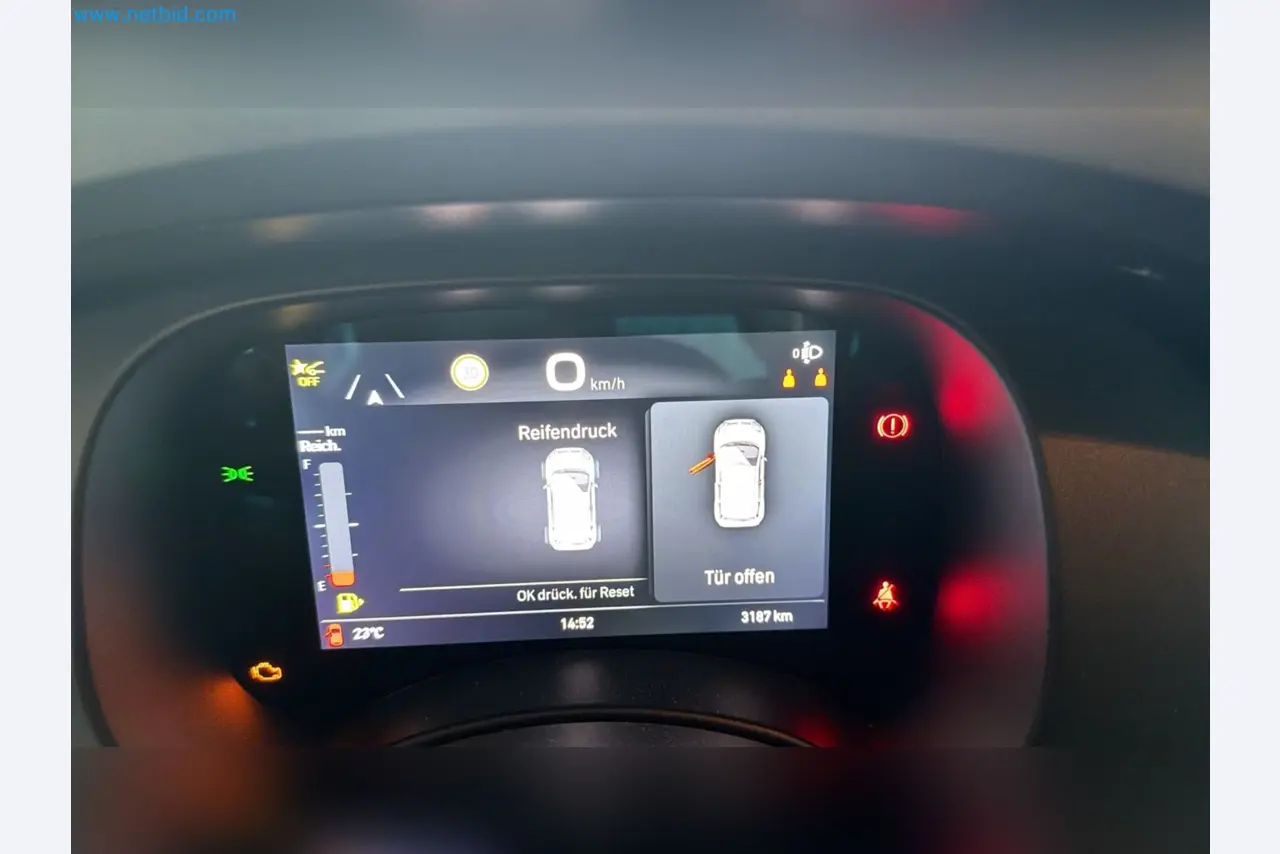 Osobní automobily, elektromobily a vybavení autoservisu v prodejně vozů Fiat-3