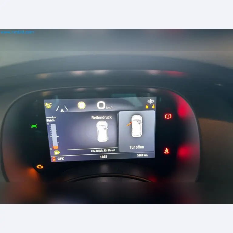 Osobní automobily, elektromobily a vybavení autoservisu v prodejně vozů Fiat-3