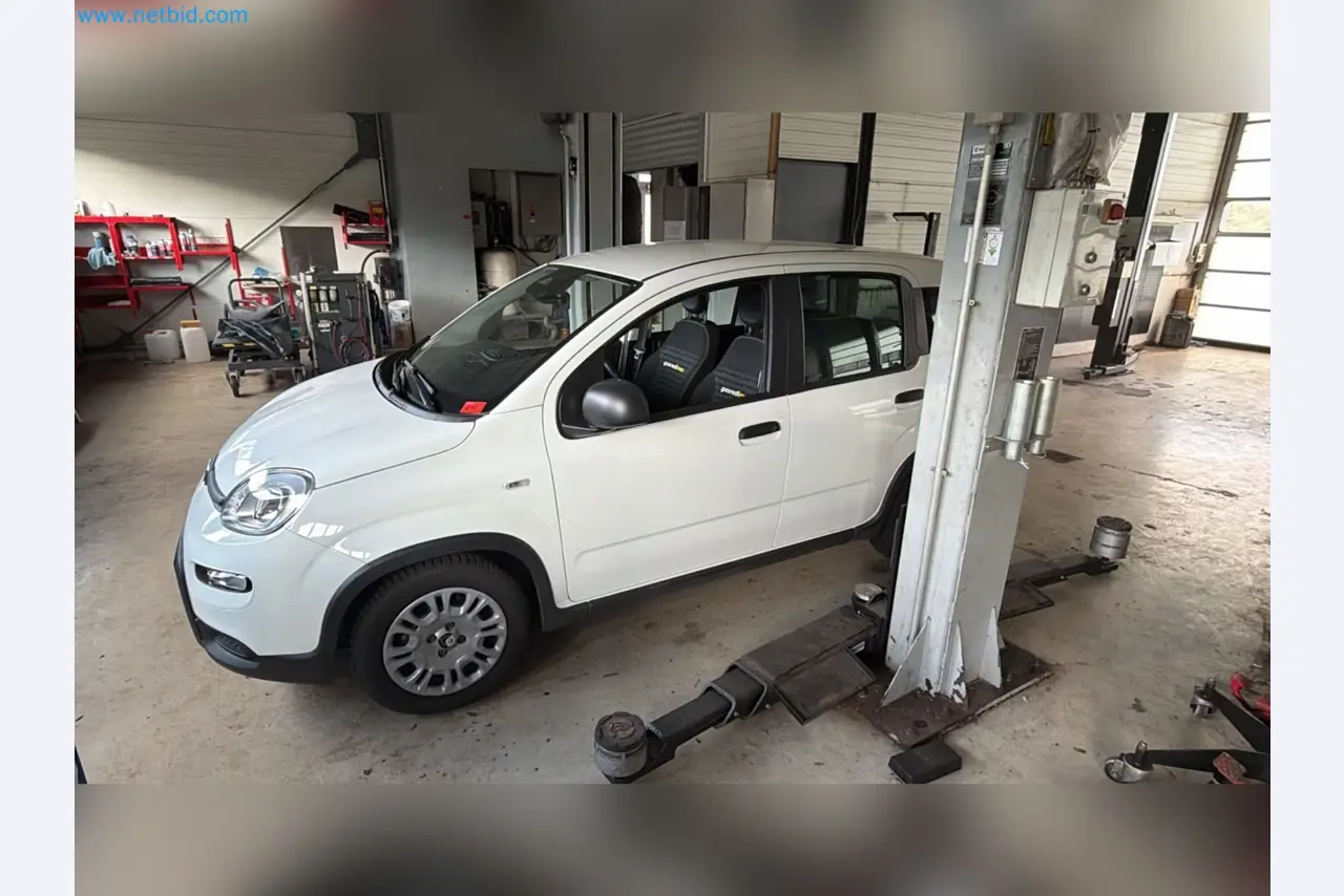 Osobní automobily, elektromobily a vybavení autoservisu v prodejně vozů Fiat-4