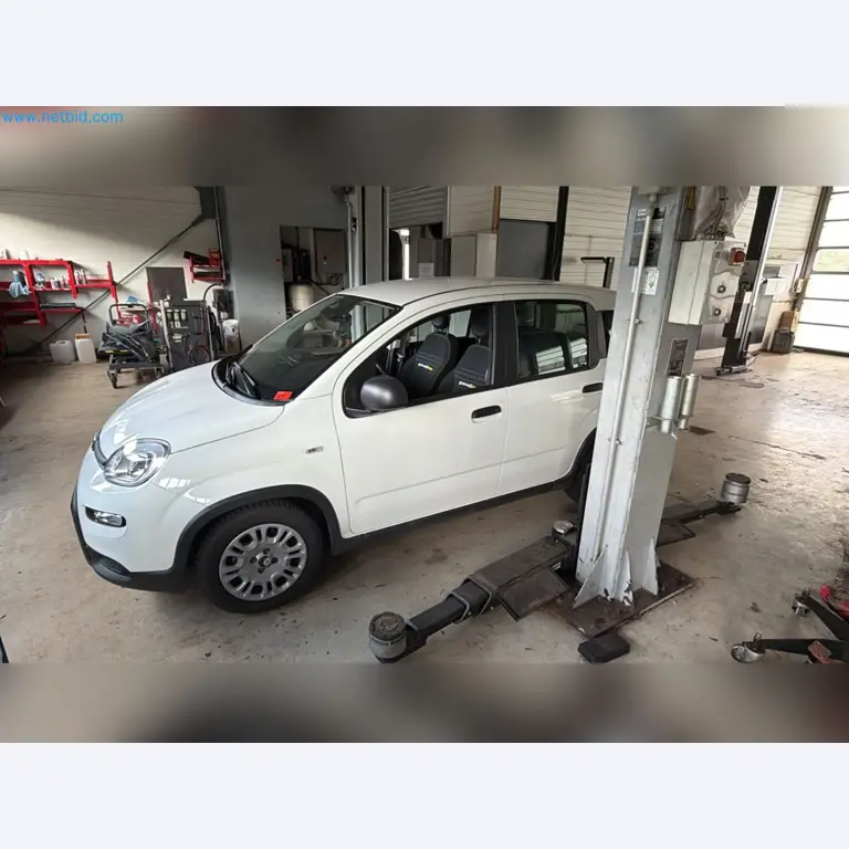 Osobní automobily, elektromobily a vybavení autoservisu v prodejně vozů Fiat-4
