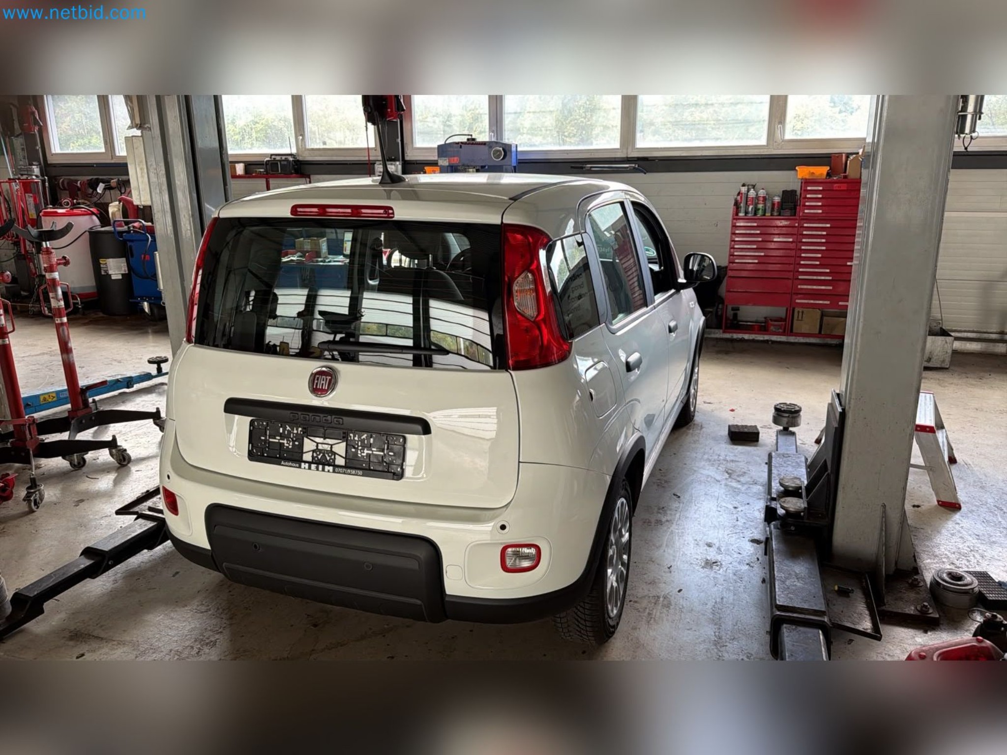 Osobní automobily, elektromobily a vybavení autoservisu v prodejně vozů Fiat-5