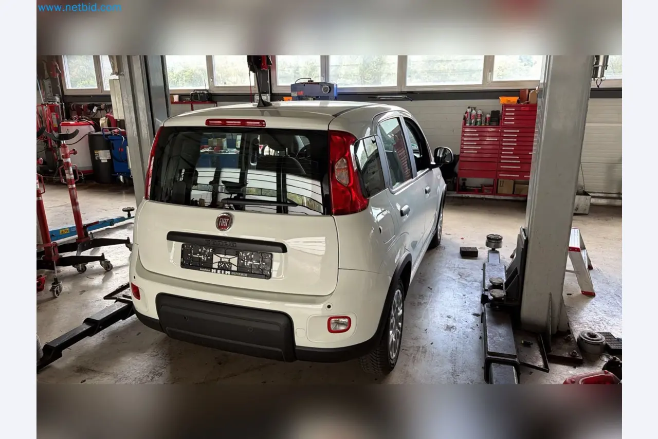 Osobní automobily, elektromobily a vybavení autoservisu v prodejně vozů Fiat-5