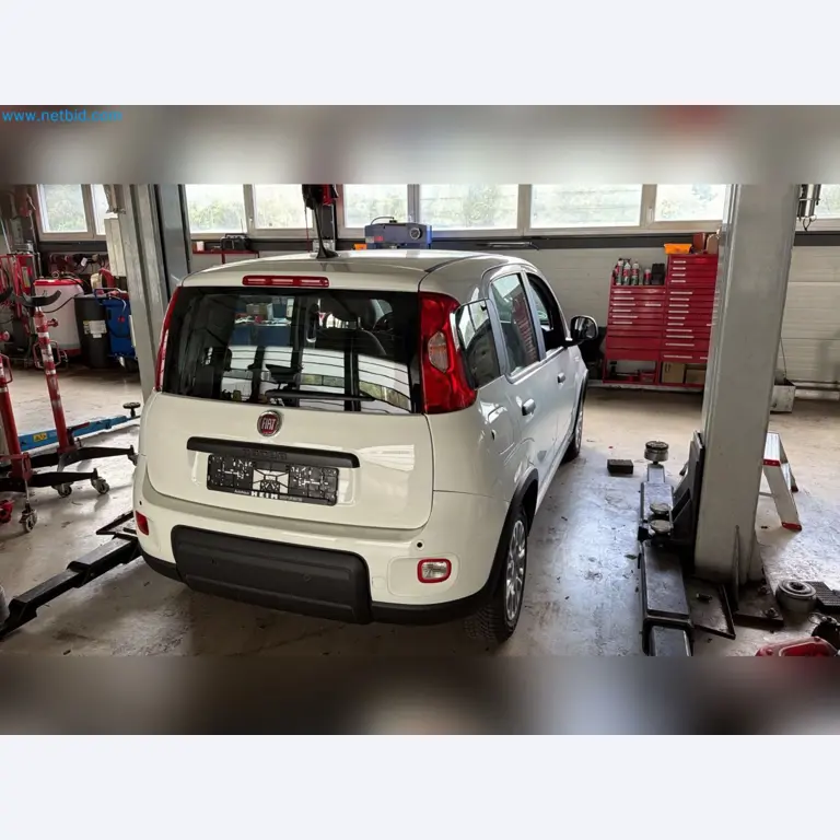 Osobní automobily, elektromobily a vybavení autoservisu v prodejně vozů Fiat-5