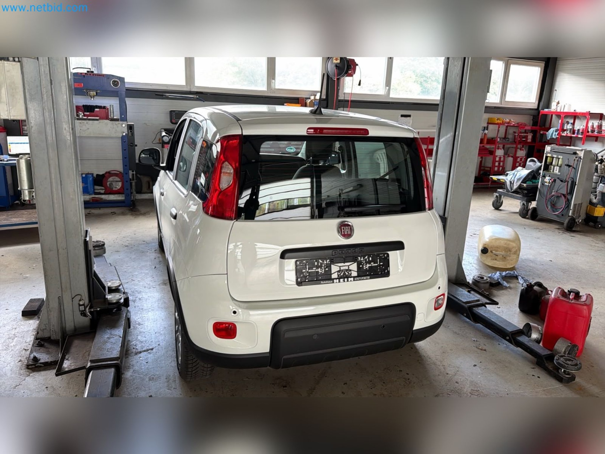 Osobní automobily, elektromobily a vybavení autoservisu v prodejně vozů Fiat-6