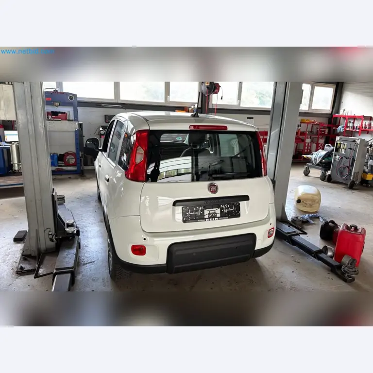 Osobní automobily, elektromobily a vybavení autoservisu v prodejně vozů Fiat-6