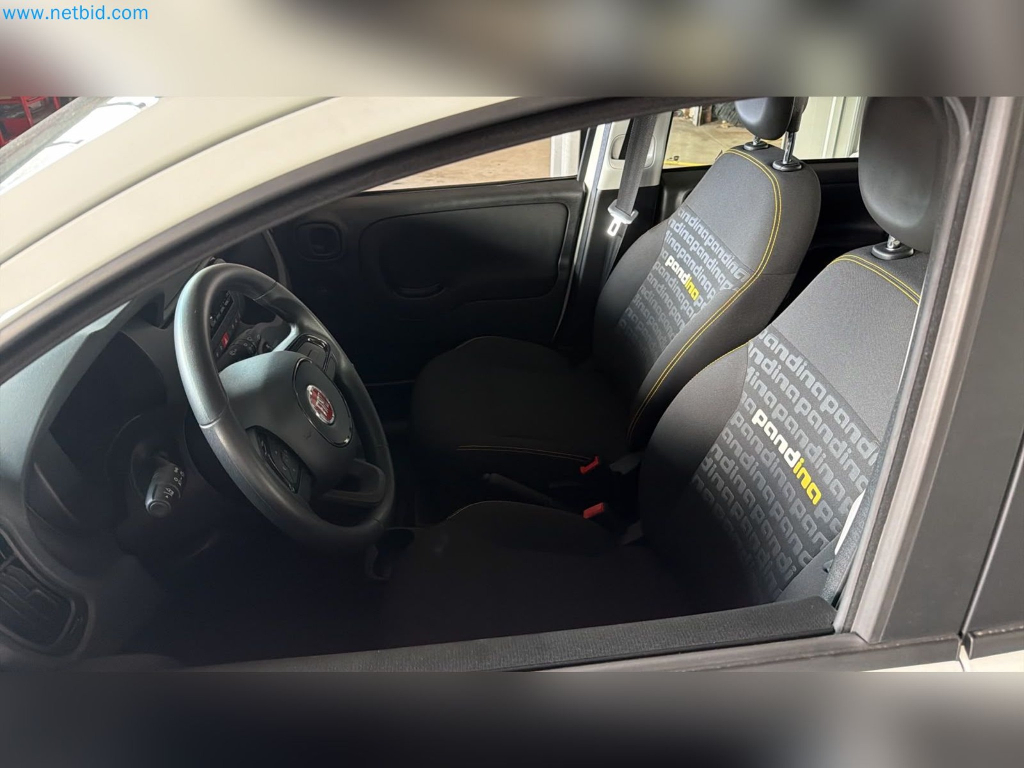 Osobní automobily, elektromobily a vybavení autoservisu v prodejně vozů Fiat-7