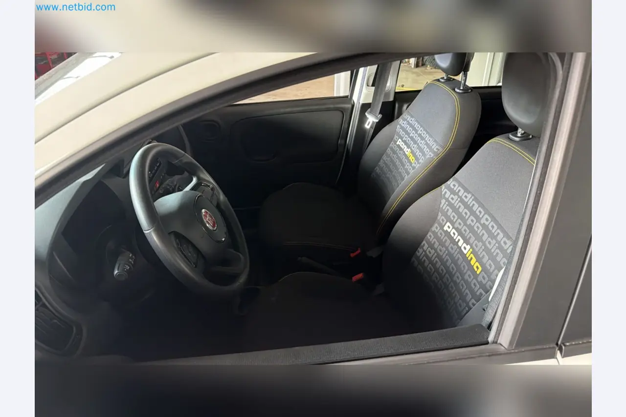 Osobní automobily, elektromobily a vybavení autoservisu v prodejně vozů Fiat-7