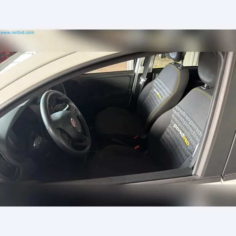 Osobní automobily, elektromobily a vybavení autoservisu v prodejně vozů Fiat-7