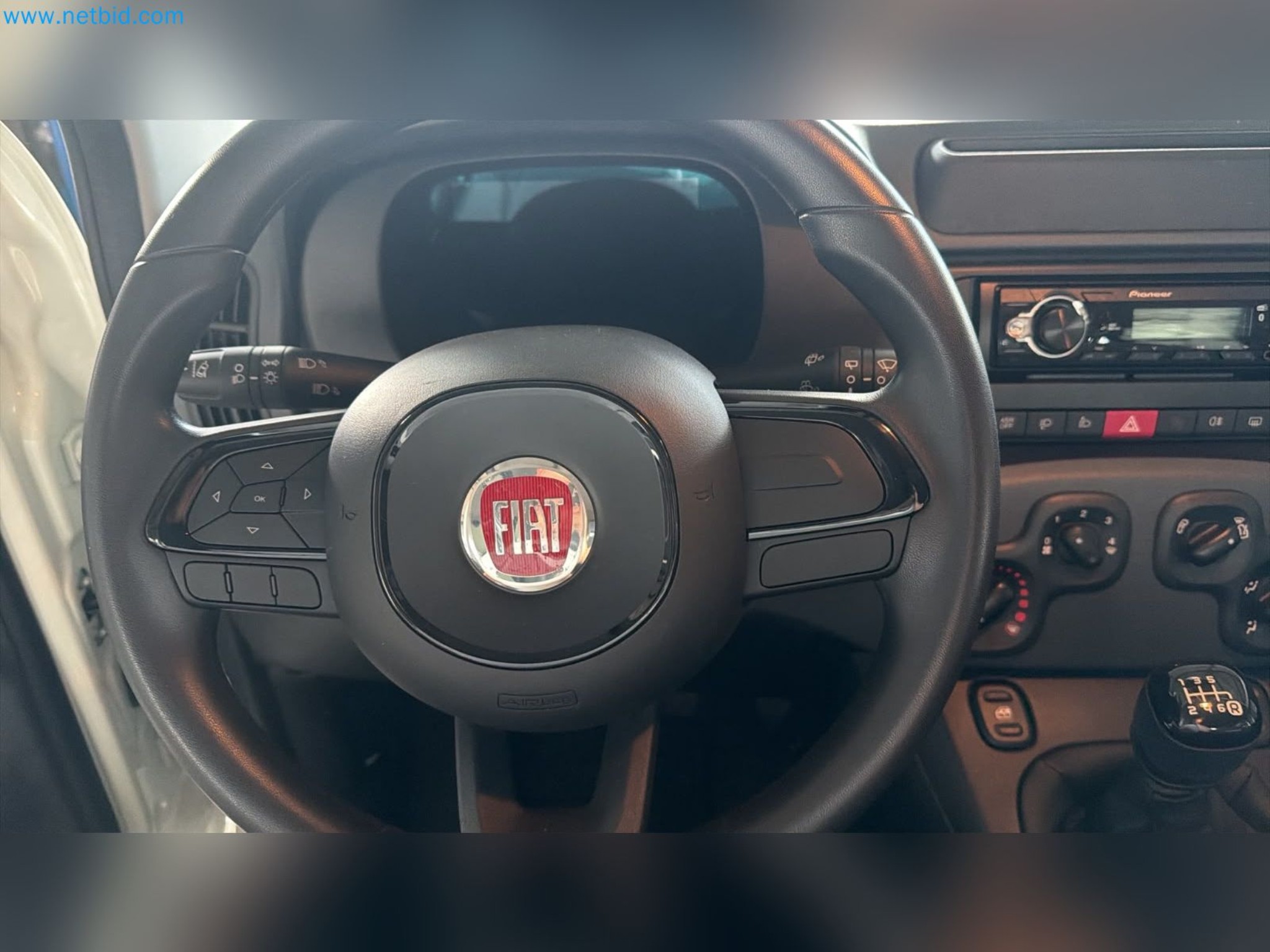 Osobní automobily, elektromobily a vybavení autoservisu v prodejně vozů Fiat-8