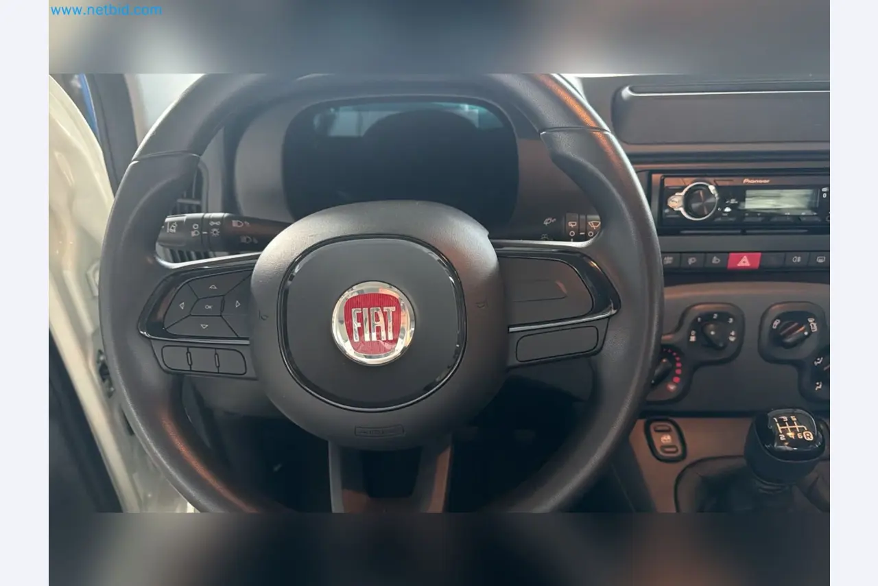 Osobní automobily, elektromobily a vybavení autoservisu v prodejně vozů Fiat-8
