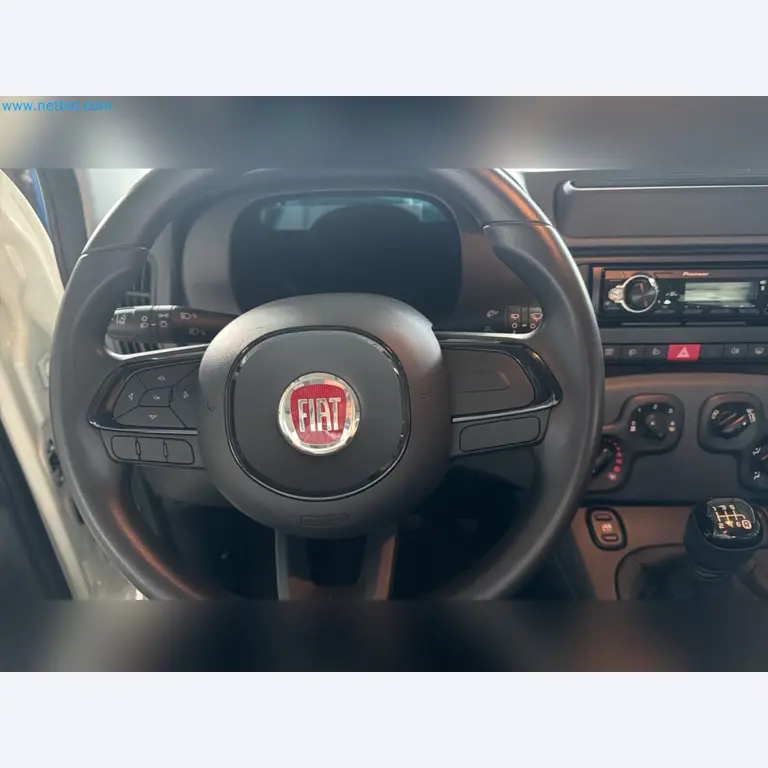 Osobní automobily, elektromobily a vybavení autoservisu v prodejně vozů Fiat-8