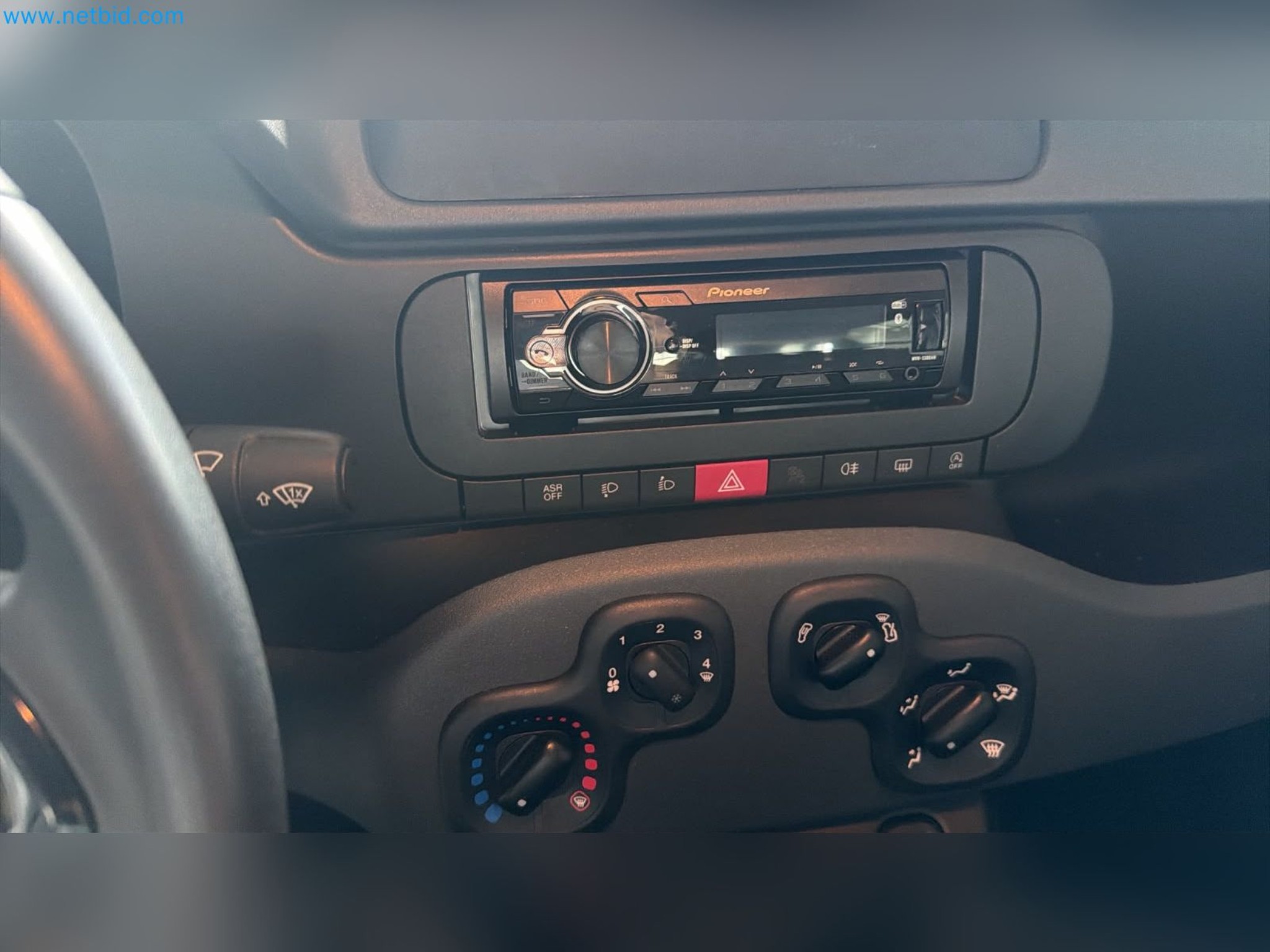 Osobní automobily, elektromobily a vybavení autoservisu v prodejně vozů Fiat-9