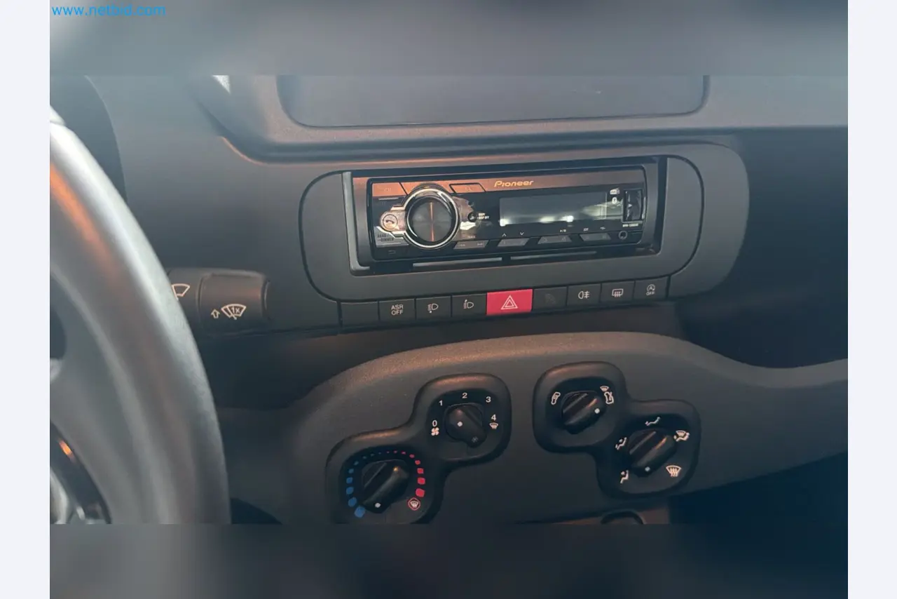 Osobní automobily, elektromobily a vybavení autoservisu v prodejně vozů Fiat-9